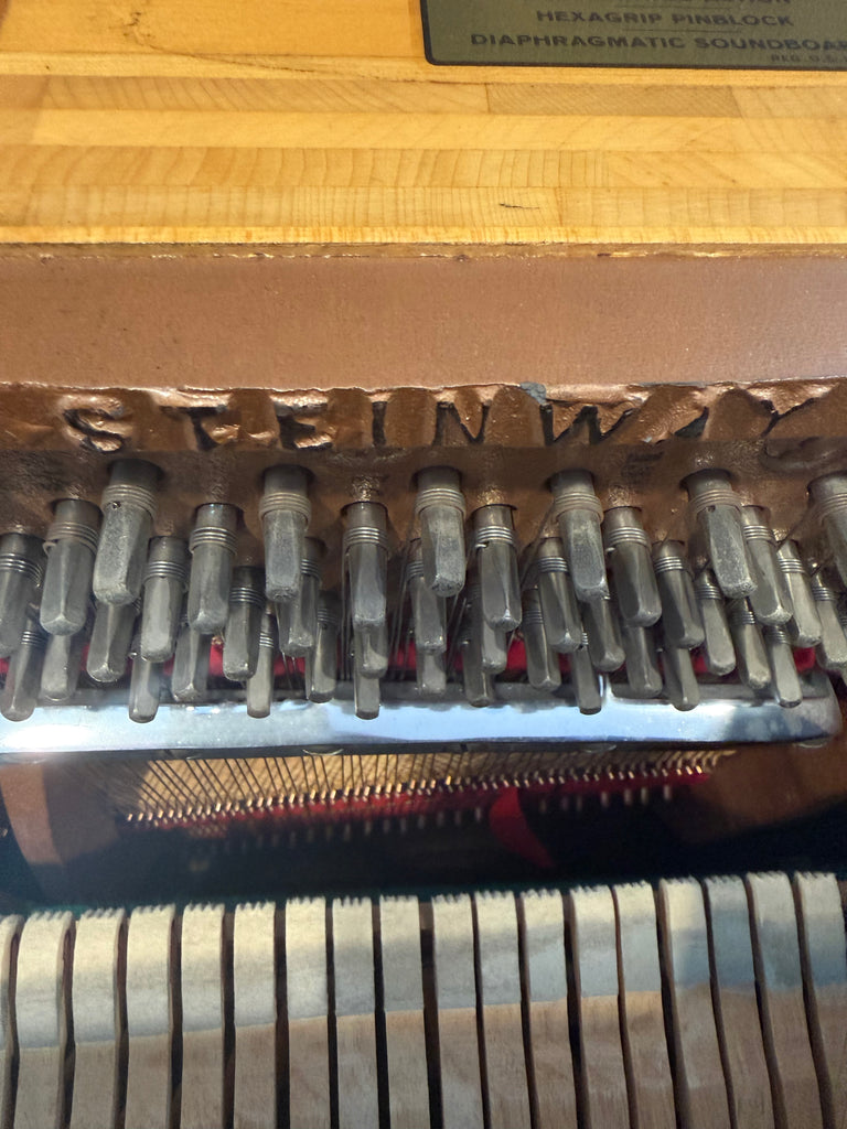Steinway & Sons 1098 studio ￼