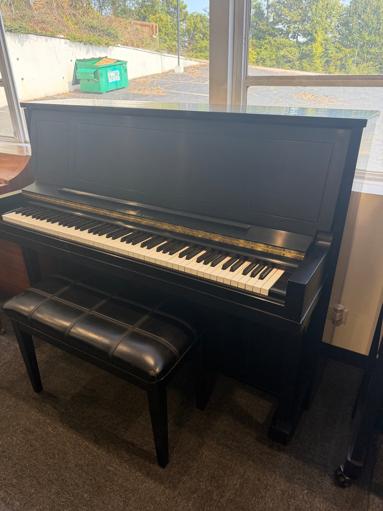 Steinway & Sons 1098 studio ￼