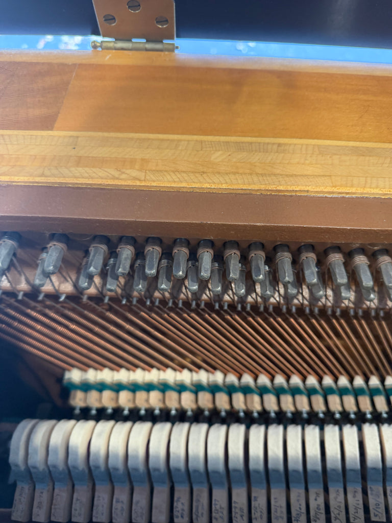 Steinway & Sons 1098 studio ￼