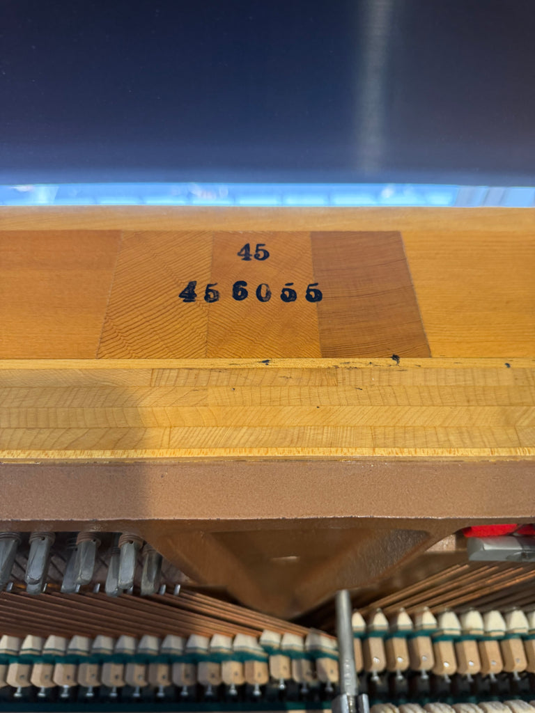 Steinway & Sons 1098 studio ￼