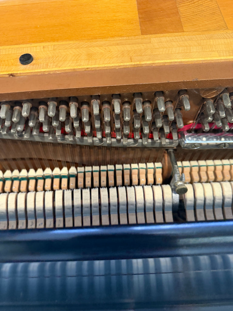Steinway & Sons 1098 studio ￼
